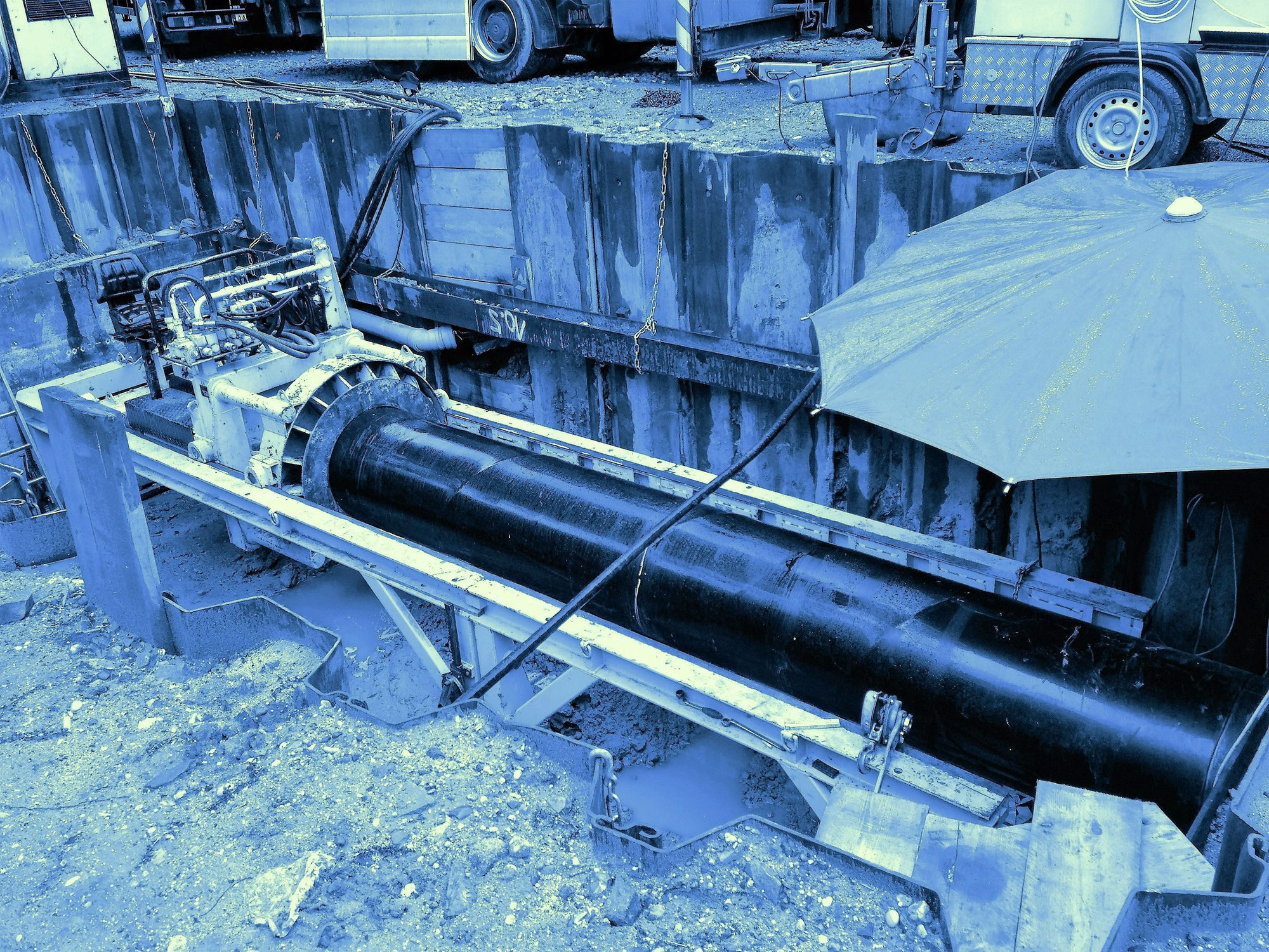 Industrielle Rohrvortriebsanlage in einer Baugrube zur Darstellung von Spezialtiefbau